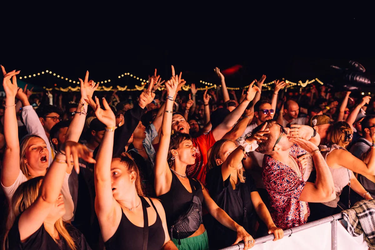 Deejay Plus bei einem Festival mit begeistertem Publikum.